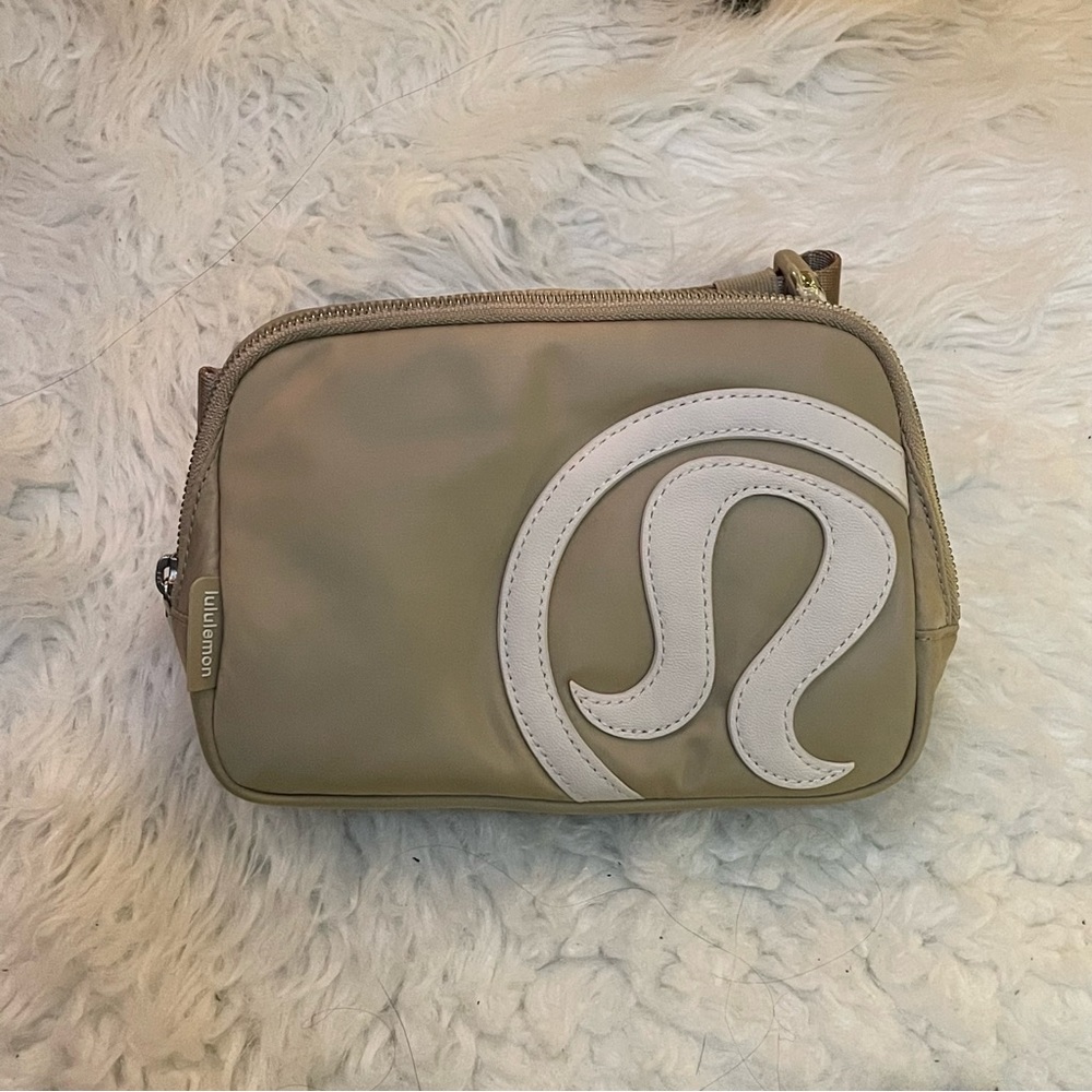 Lululemon Belt Bag New Release 1L Trench/White